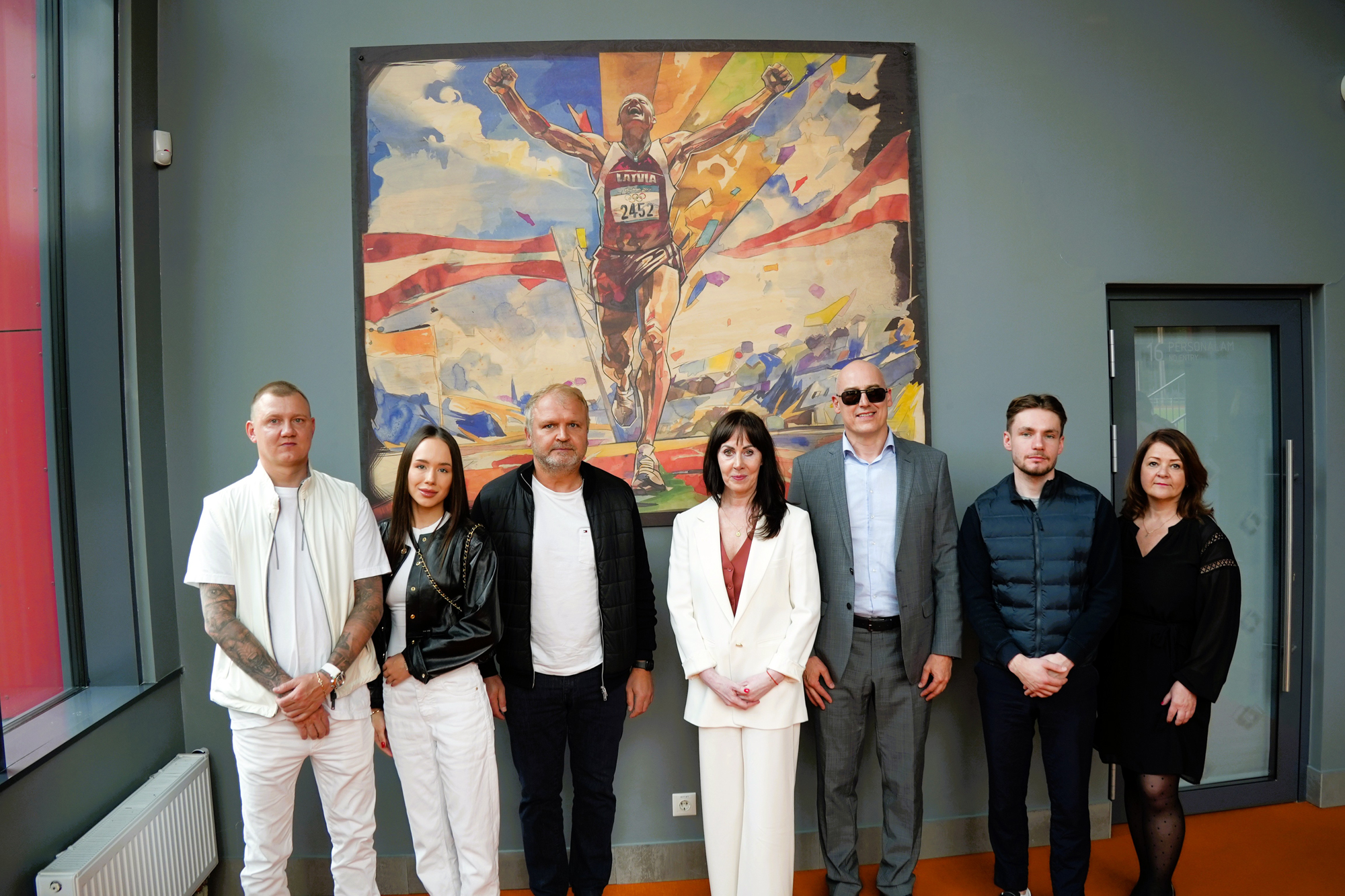 Valmierā atklāts soļotājam Aigaram Fadejevam veltīts mākslas darbs