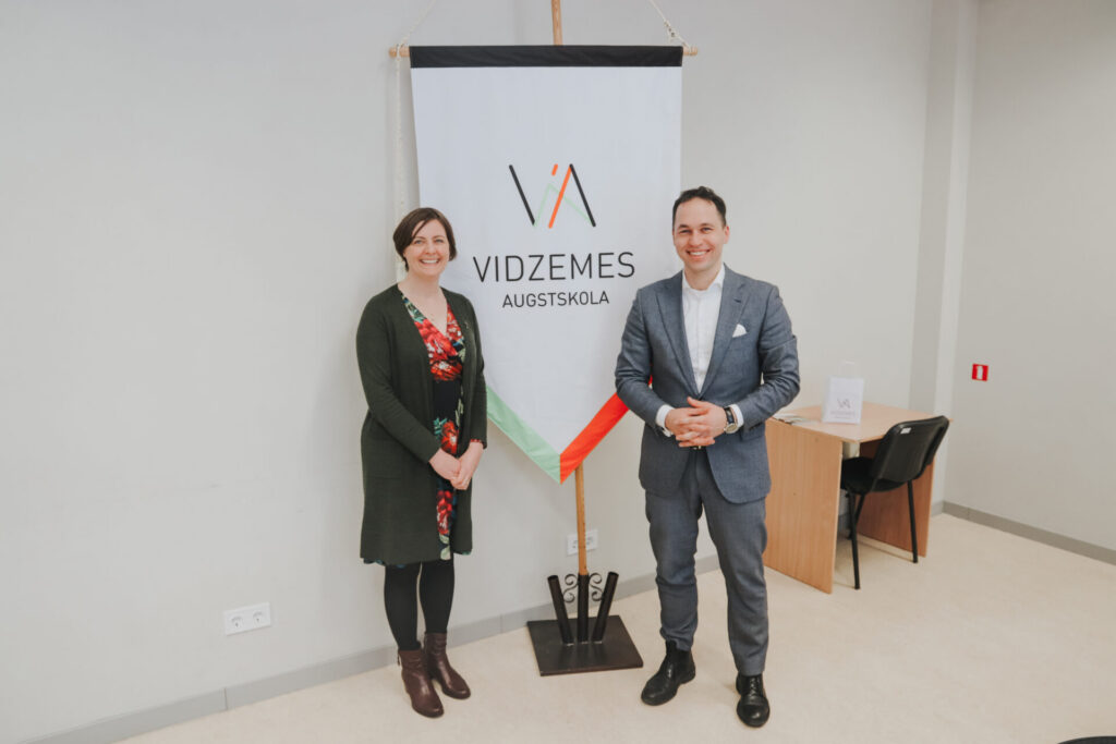Valmierā darba vizītē viesojās Īrijas vēstniece Īmera Frīla
