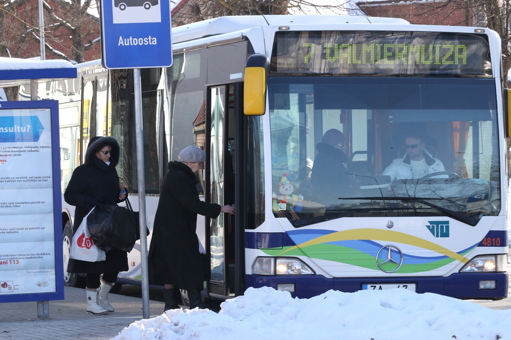 Valmierā pensionāriem autobuss bez maksas