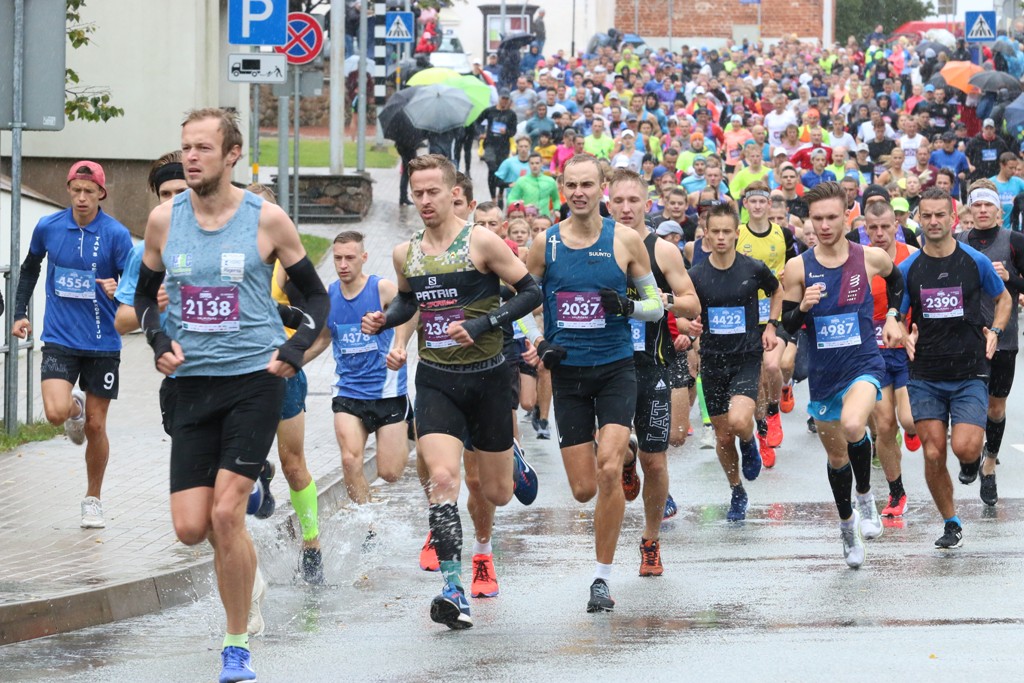 Valmierā skrien vai lietū, vai saulē