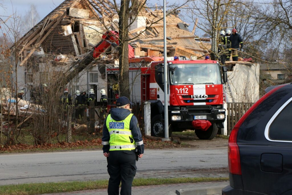 Valmierā uzsprāgusi māja