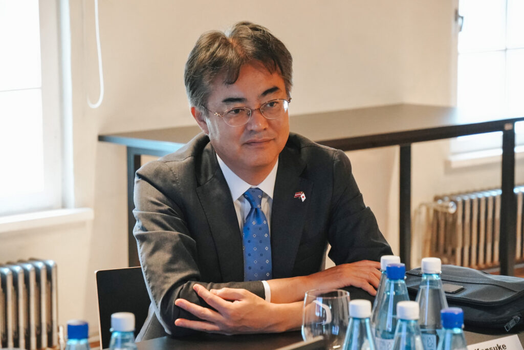 Valmierā viesojās Japānas vēstnieks Latvijā V. E. Kensuke Jošida