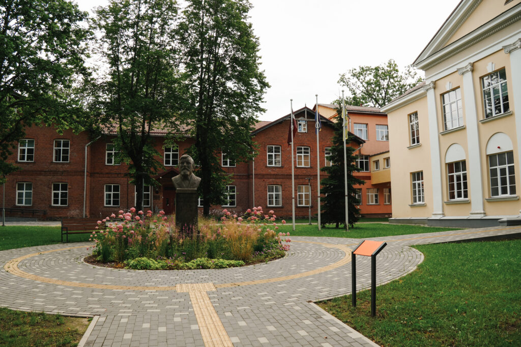 Valmieras Gaujas krasta vidusskolai –  attīstības centram gaidāma mācību vides un vides pieejamības pilnveide