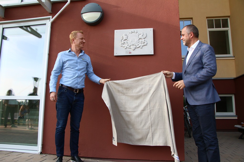 Valmieras Mūzikas skolai uzdāvina valsts ģerboni