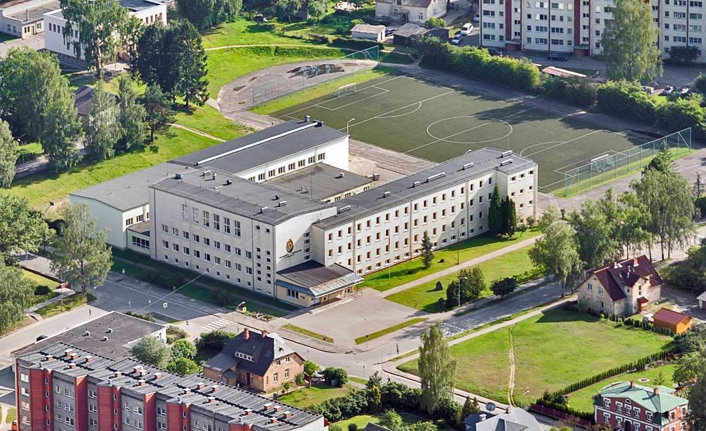Valmieras Pārgaujas ģimnāzijai — absolventu klubs!