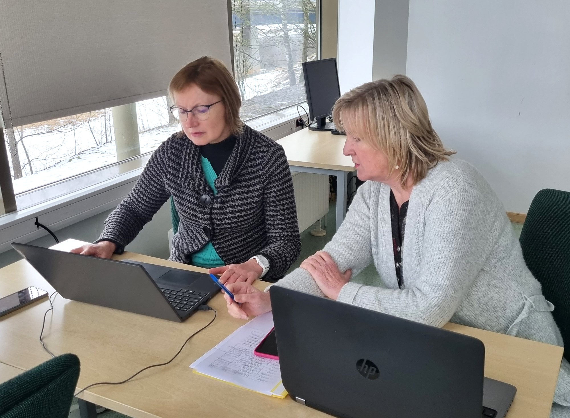 Valmieras integrētajā bibliotēkā pieejamas konsultācijas par datora un telefona izmantošanu