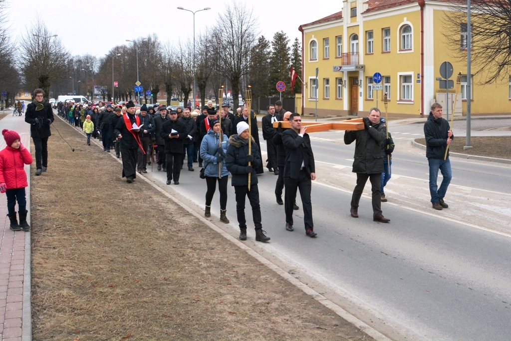 Valmieras kristīgo konfesiju Lielās piektdienas svinēšanas gājiens