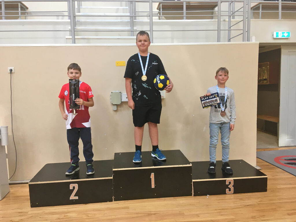 Valmieras novada galda hokejistiem godalgas Rīgas čempionātā