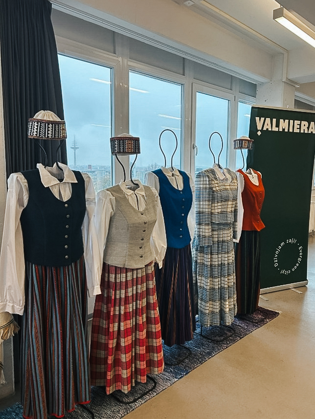 Valmieras novada tautastērpi – tradīciju saglabāšana mūsdienās
