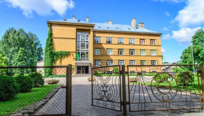 Valmieras skolās