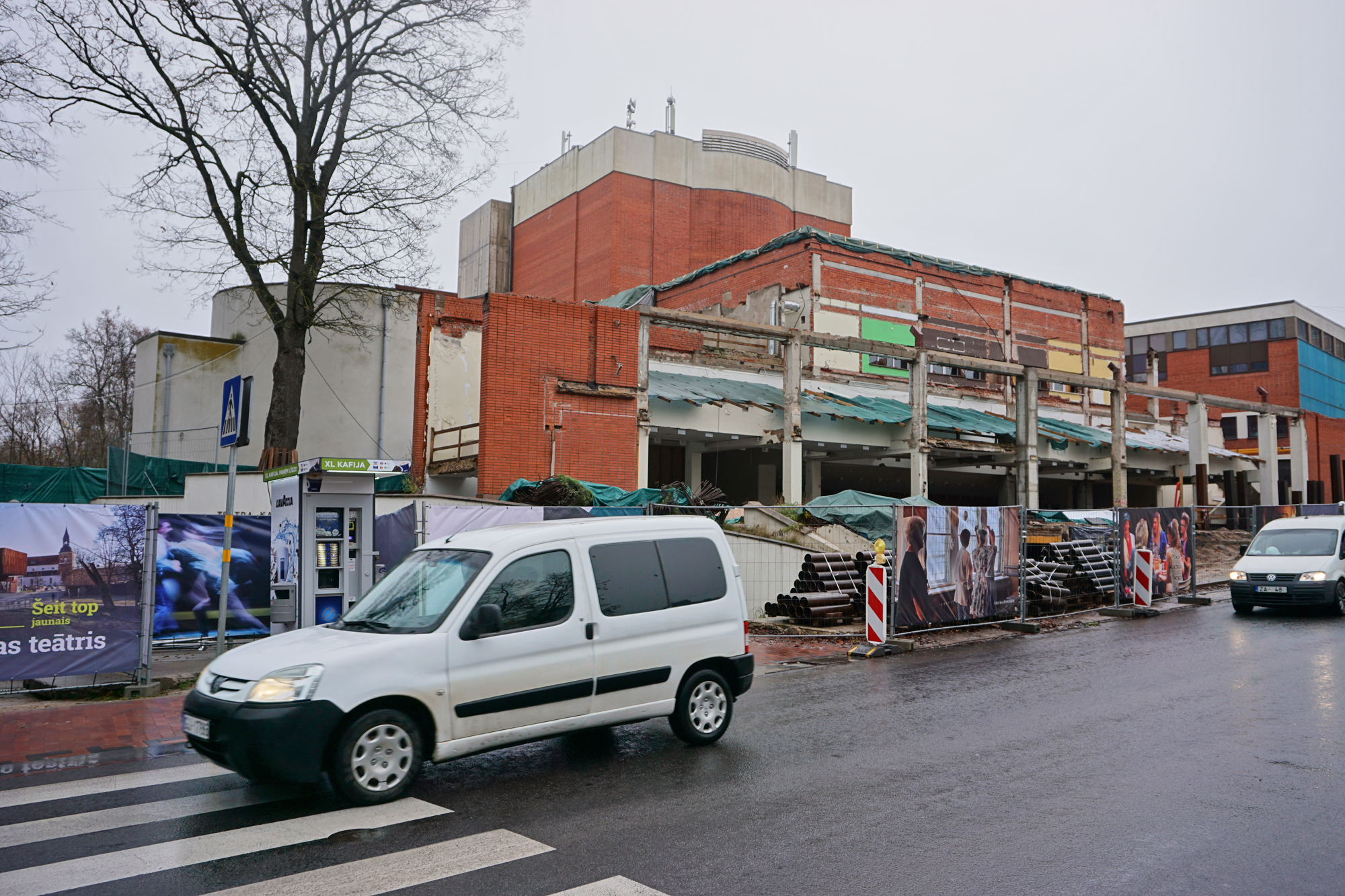 Valmieras teātrī atkal strādā celtnieki
