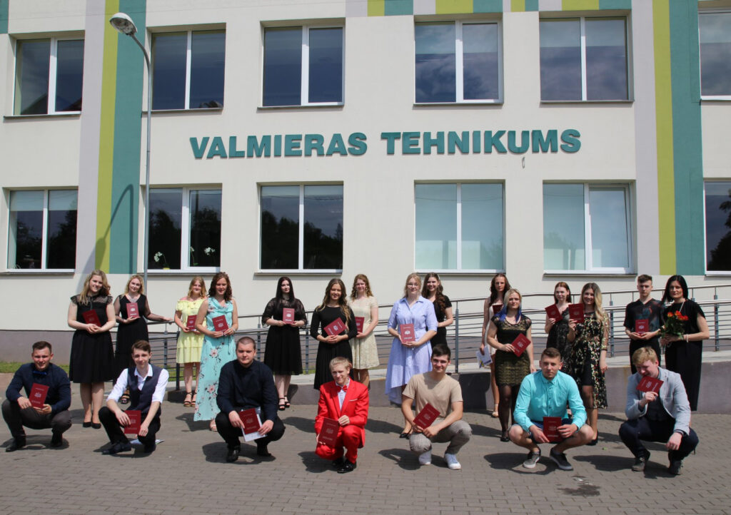 Valmieras tehnikumā diplomu pieved robots