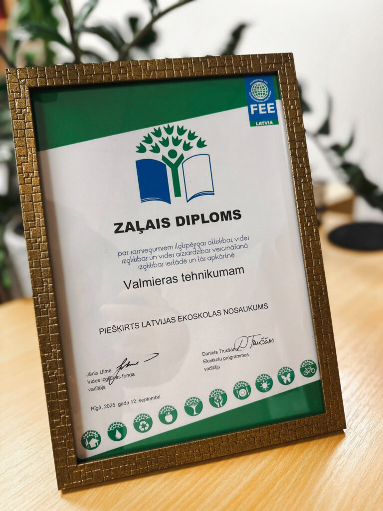 Valmieras tehnikums jau otro gadu pēc kārtas saņem Ekoskolas Zaļo sertifikātu