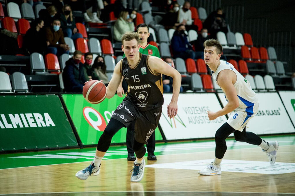 Valmierieši “pārbrauc pāri” tabulas kaimiņiem