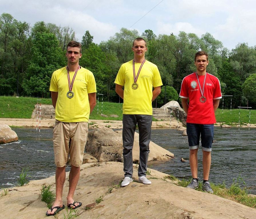 Valmierieši smeļ LČ medaļas pašu trasē