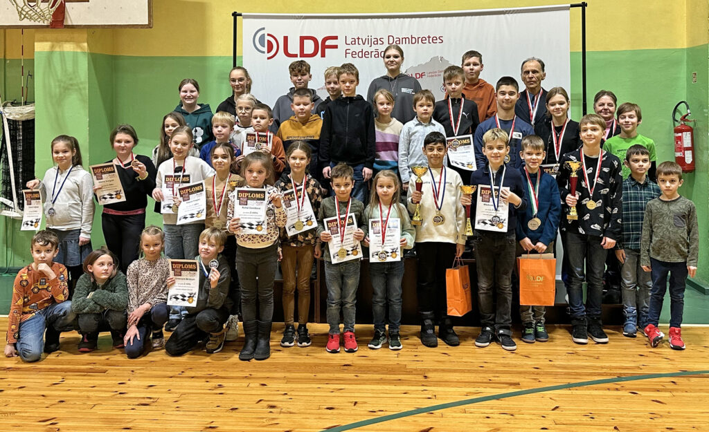 Valmierieši – Latvijas Skolēnu sporta spēļu čempioni dambretē