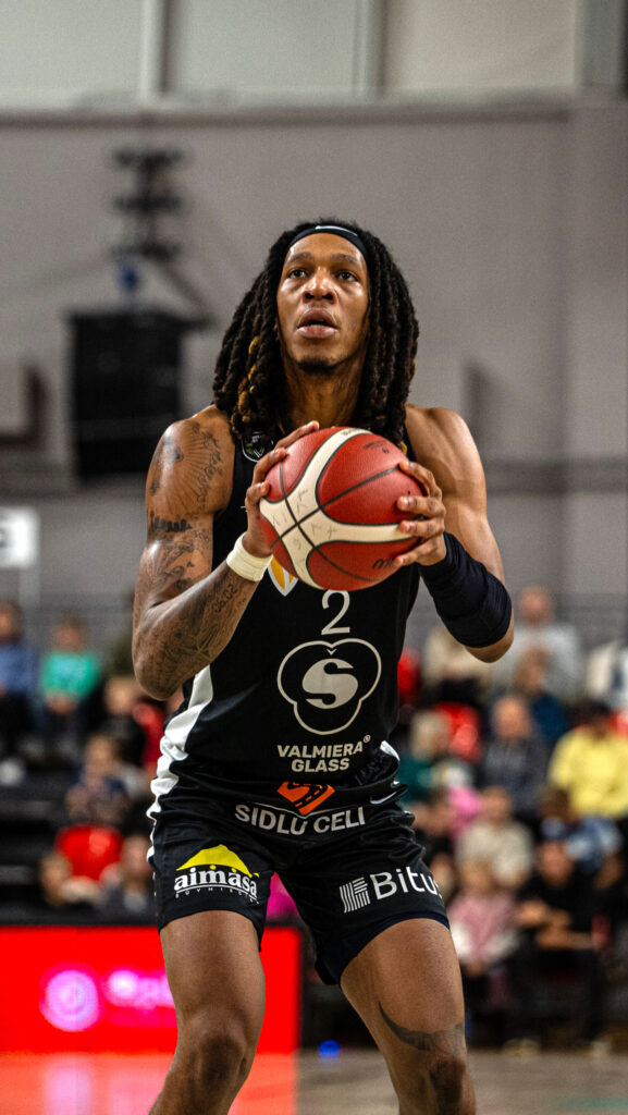 Valmieriešiem uzvara basketbolā “uz tumšo”