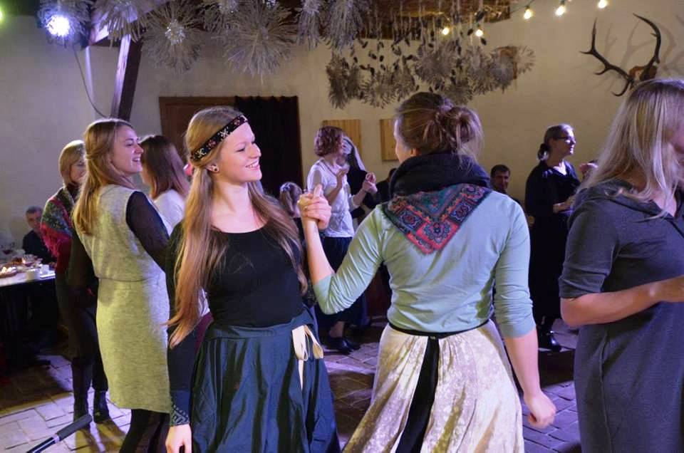 Valmiermuižas saime aicina uz Ziemas saulgriežu tradīciju vakaru