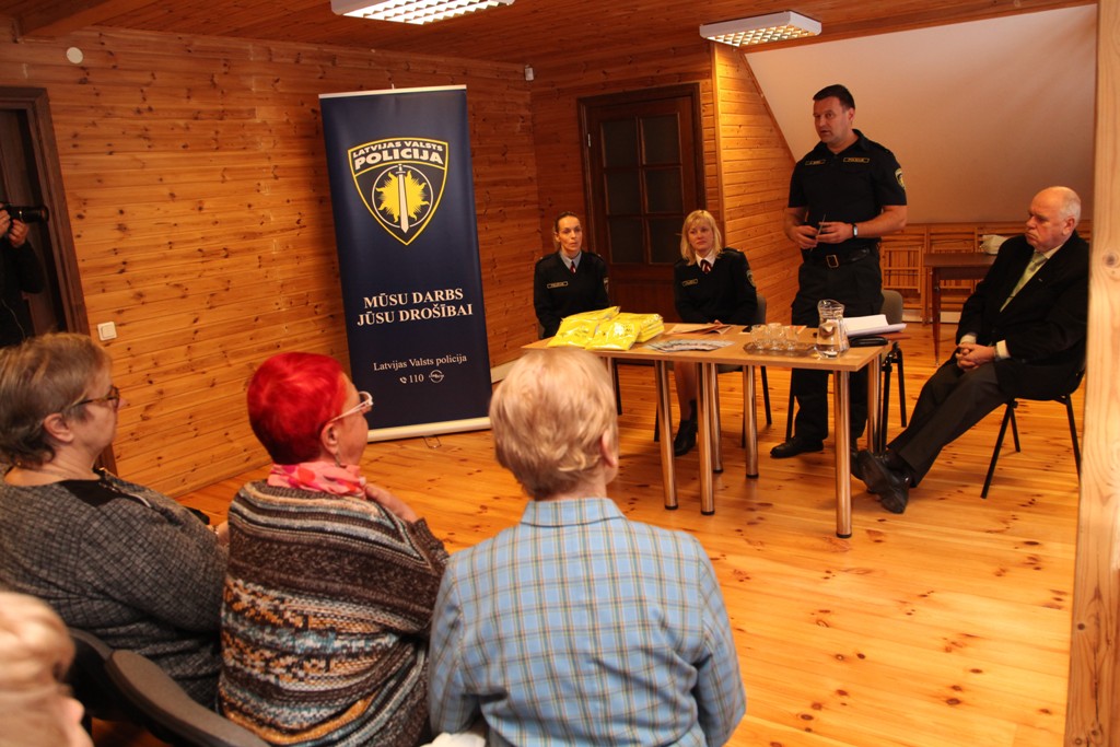 Valsts policija ar senioriem diskutē par drošību uz ceļa