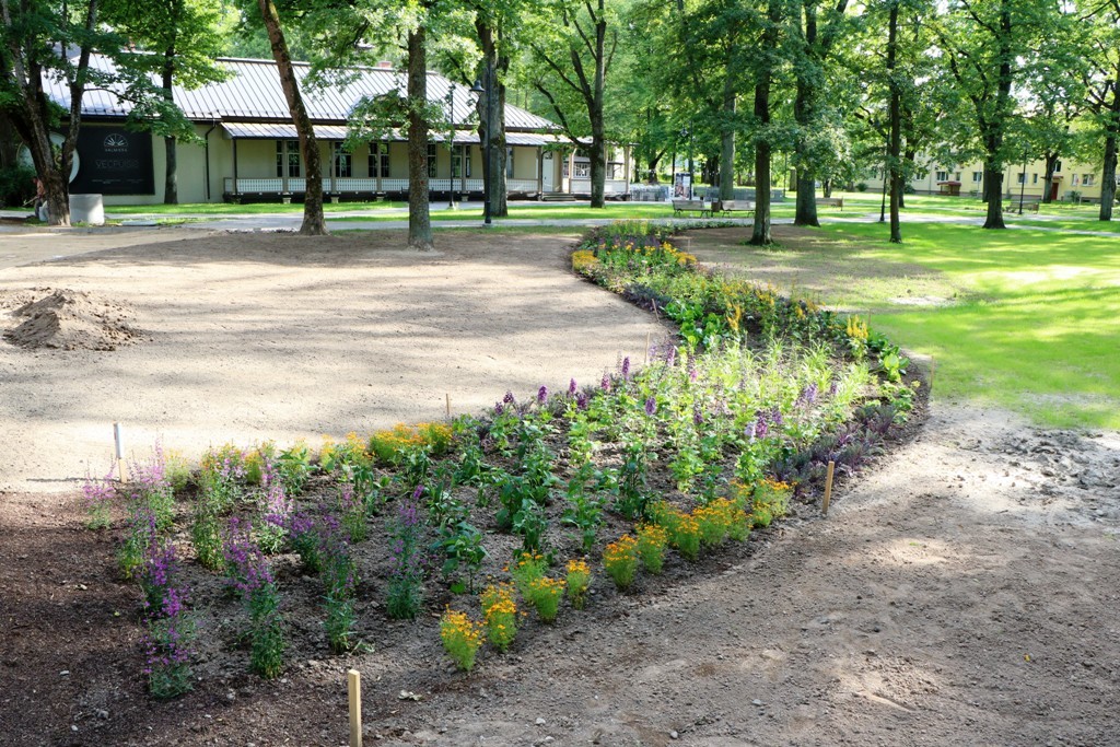 Vecpuišu parks atdzimst jaunās krāsās