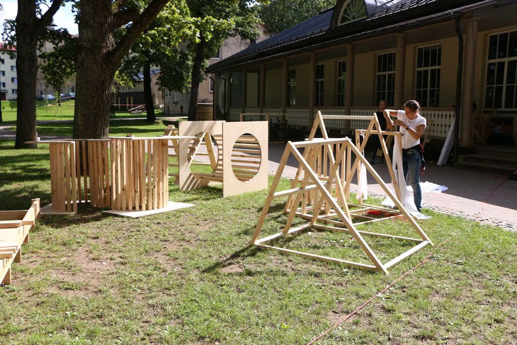 Vecpuišu parks atdzīvojas kopā ar teātra festivālu