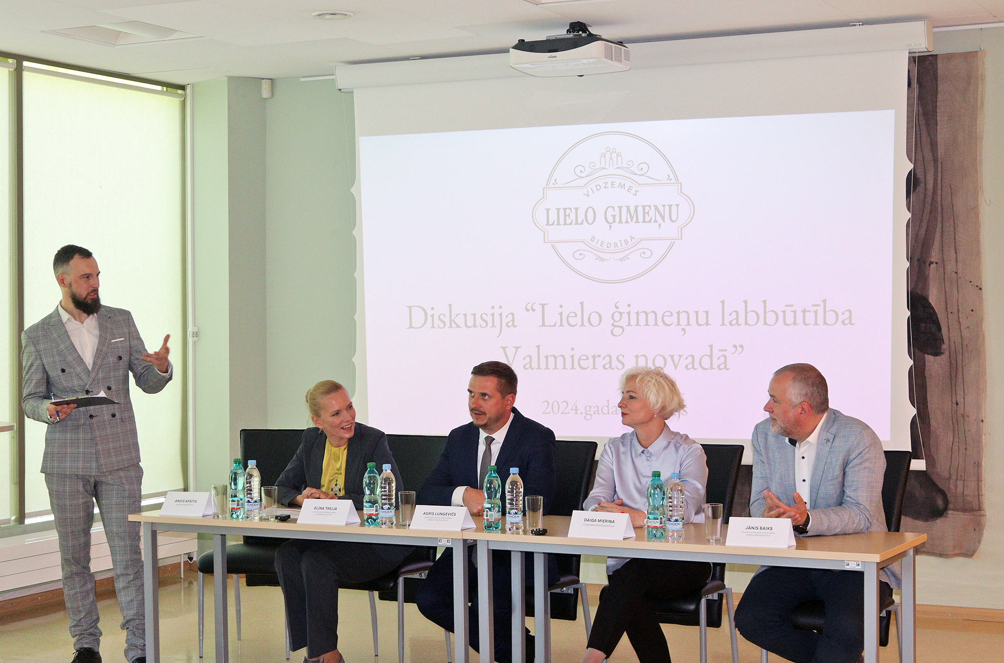 Vērš skatus uz ģimeņu labbūtību kā valstiskas nozīmes prioritāti
