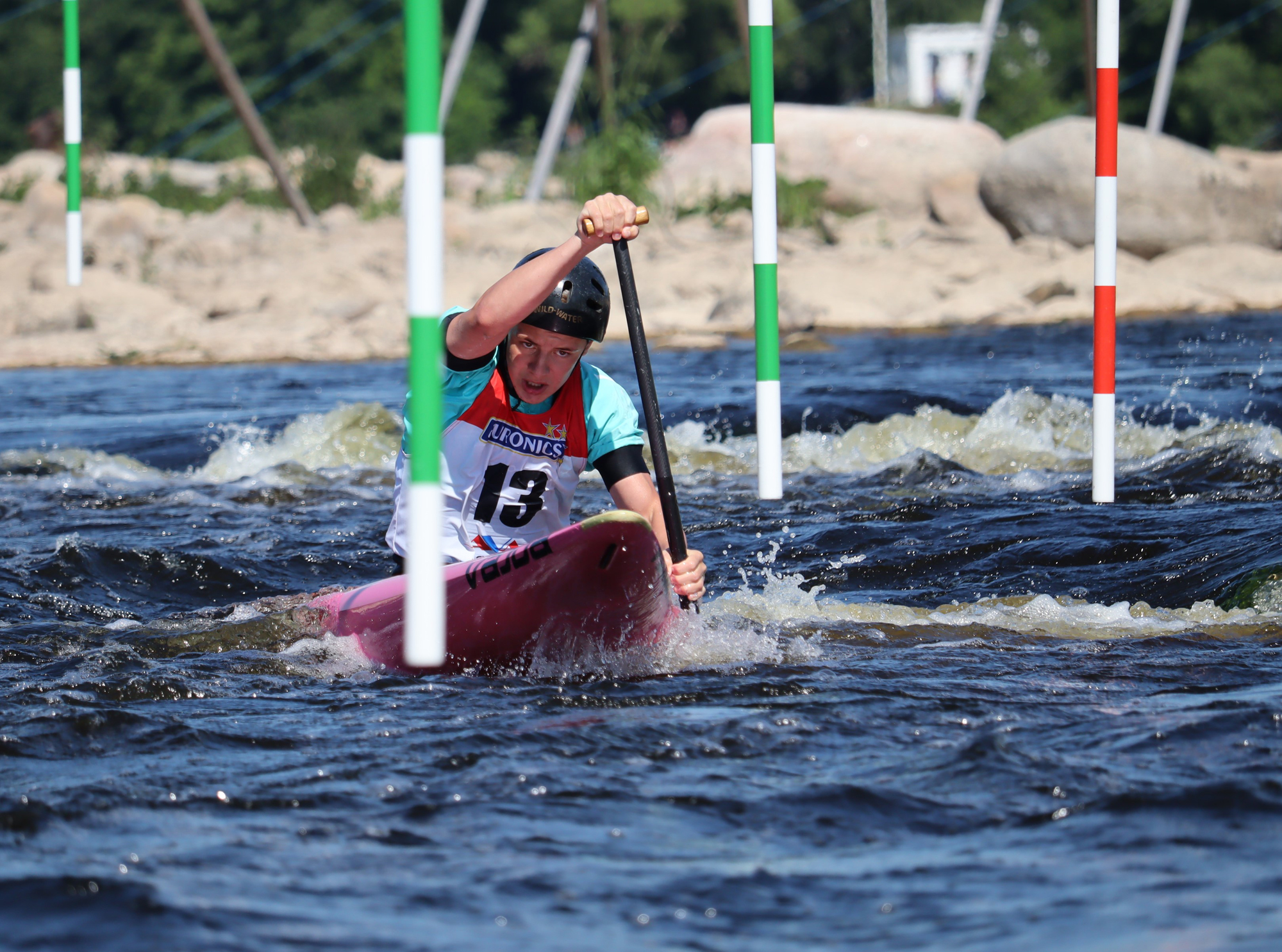 Vidzemes sporta asociācijai Viļņas kausa airēšanas slalomā trofejas