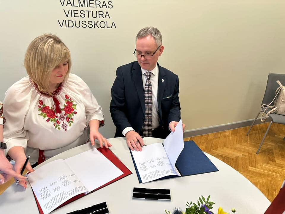 Viesturskola sadraudzējas  ar Čerkasiem