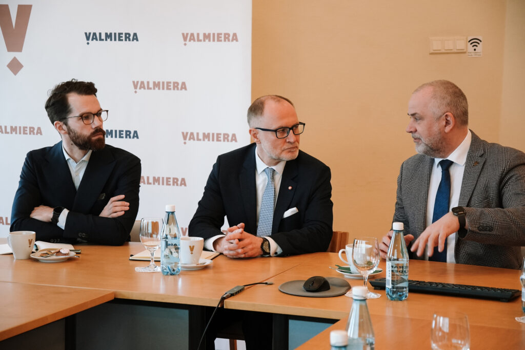 Vizītē Valmieras novadā viesojas aizsardzības ministrs Andris Sprūds