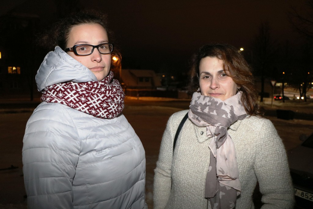 Zem Latvijas karoga. Mājās