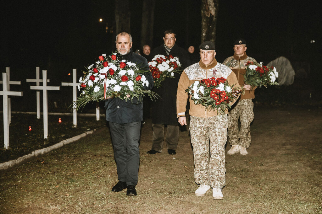 Zemessardzes karavīri un zemessargi godina brīvības cīnītāju piemiņu