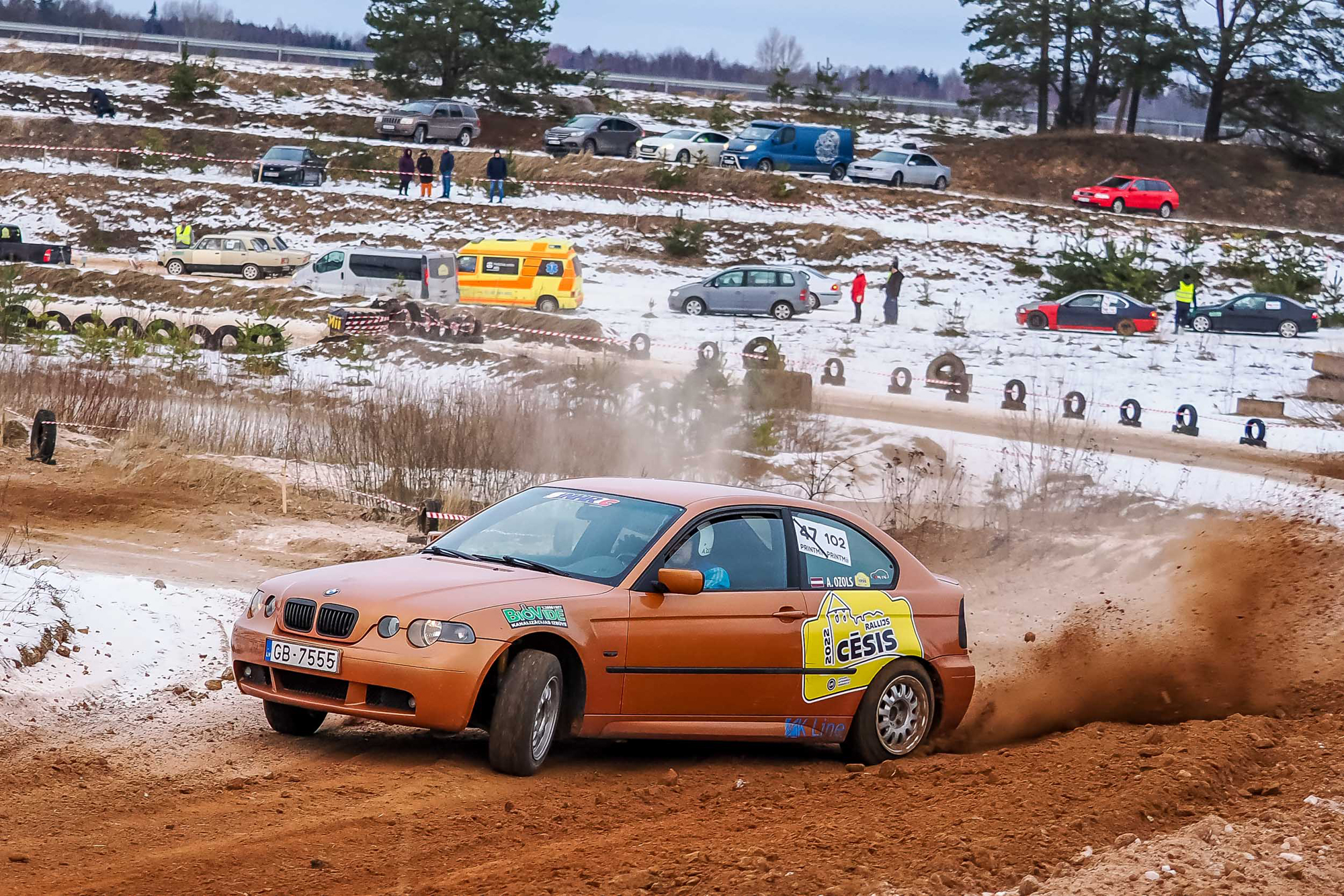 Zilākalnā pulcējās ziemas autosporta entuziasti