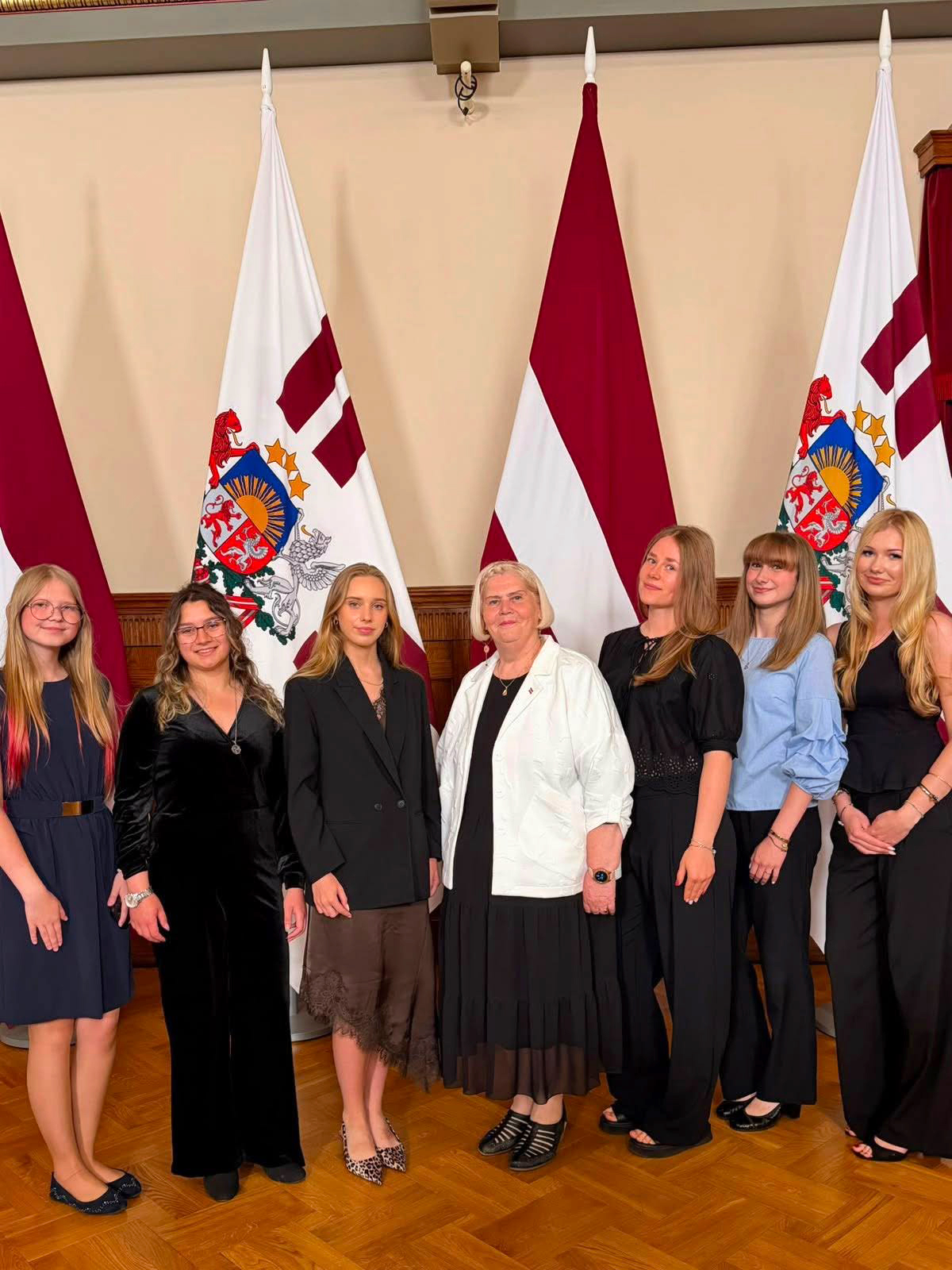 Ģimnāzijas audzēknes apmeklē Prezidenta pili
