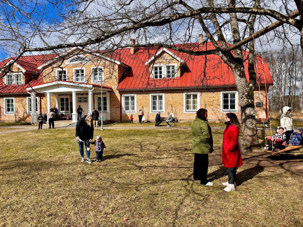 Mūrmuižnieki domā, dara un rada