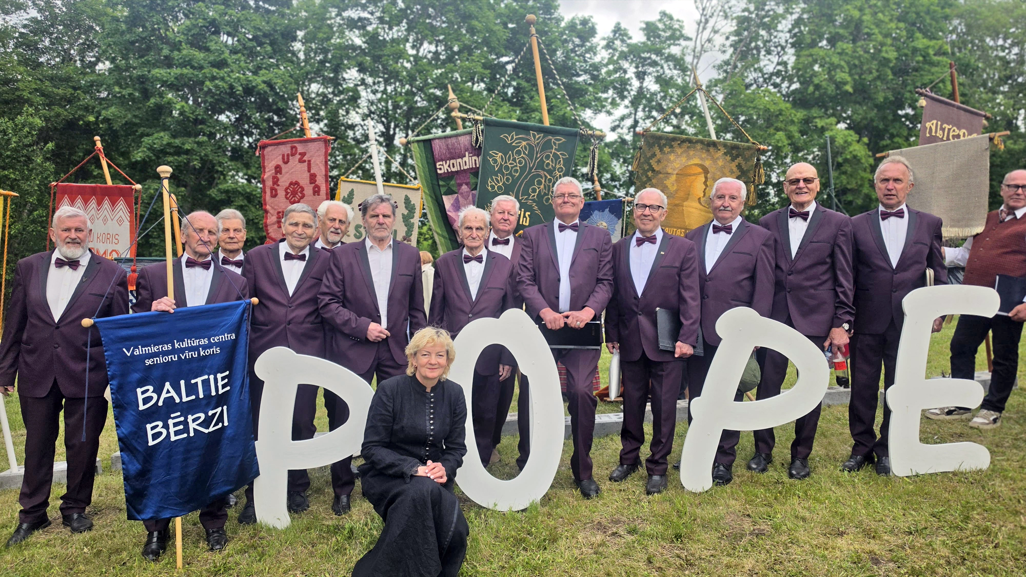 Pirms Jāņiem Latvijas senioru kori dzied Popē