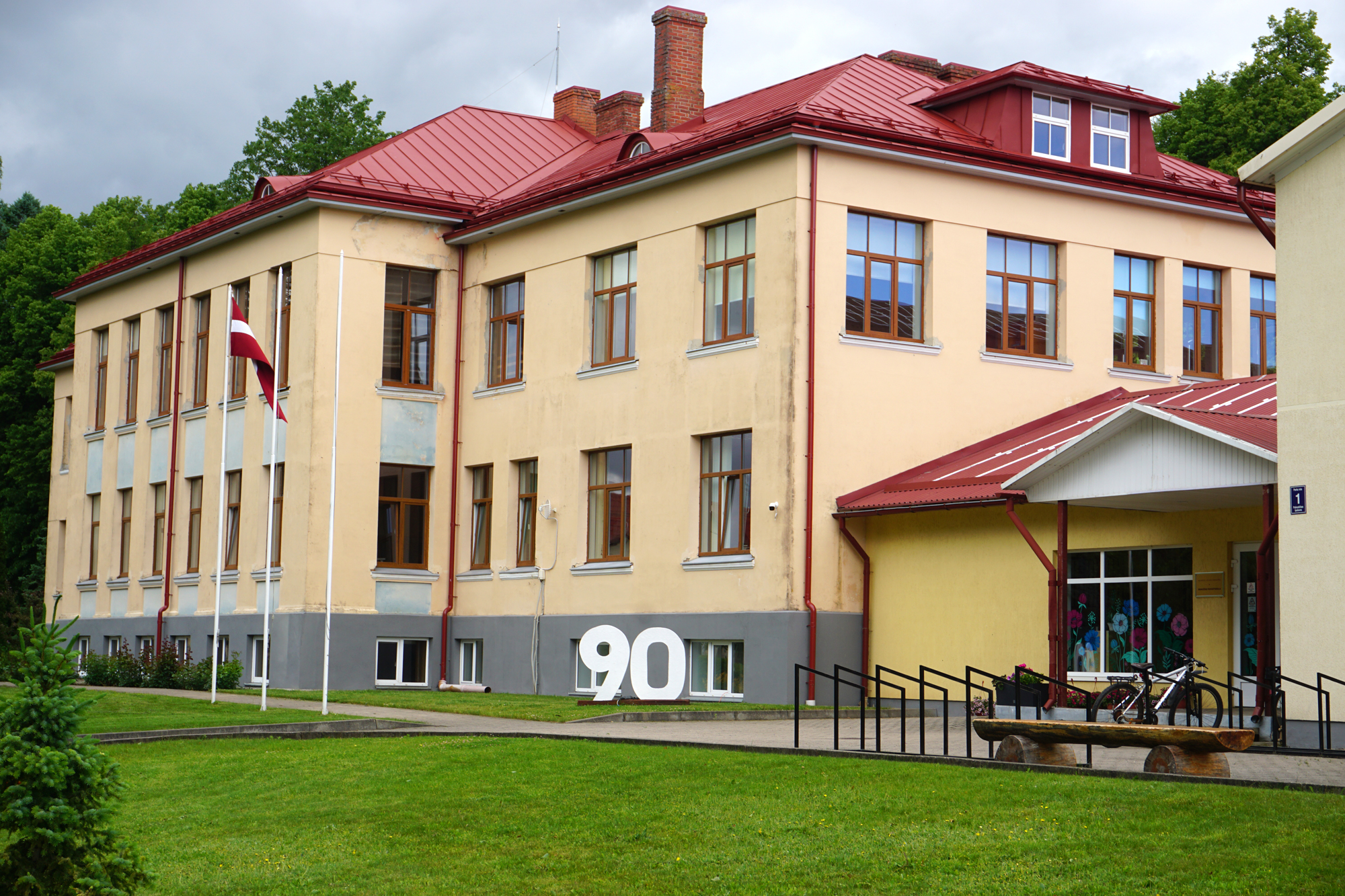 Rencēnu skolai – 90 gadu