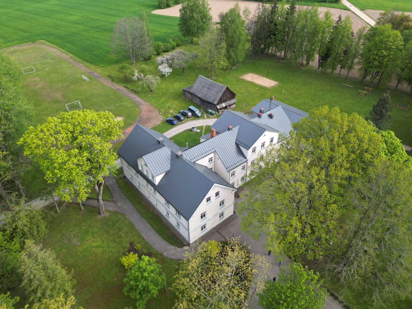 Skola ar dziļām tradīcijām un skatu nākotnē